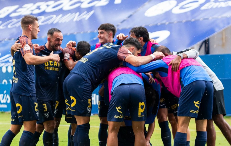 Los jugadores del UCAM Murcia se funden en un abrazo | Fuente: X @UCAMMurciaCF