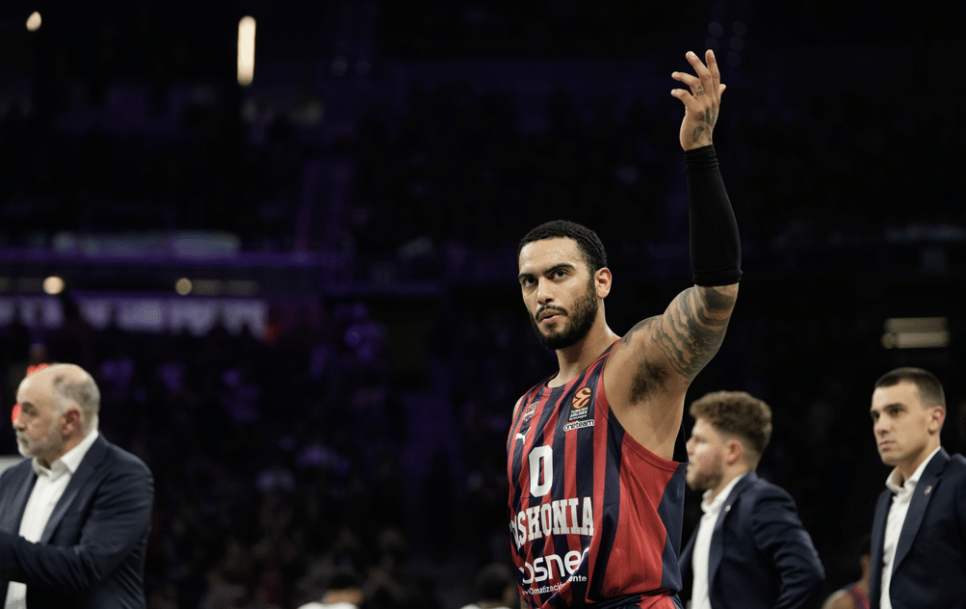 Markus Howard saludando a la afición de Baskonia / Fuente: Getty