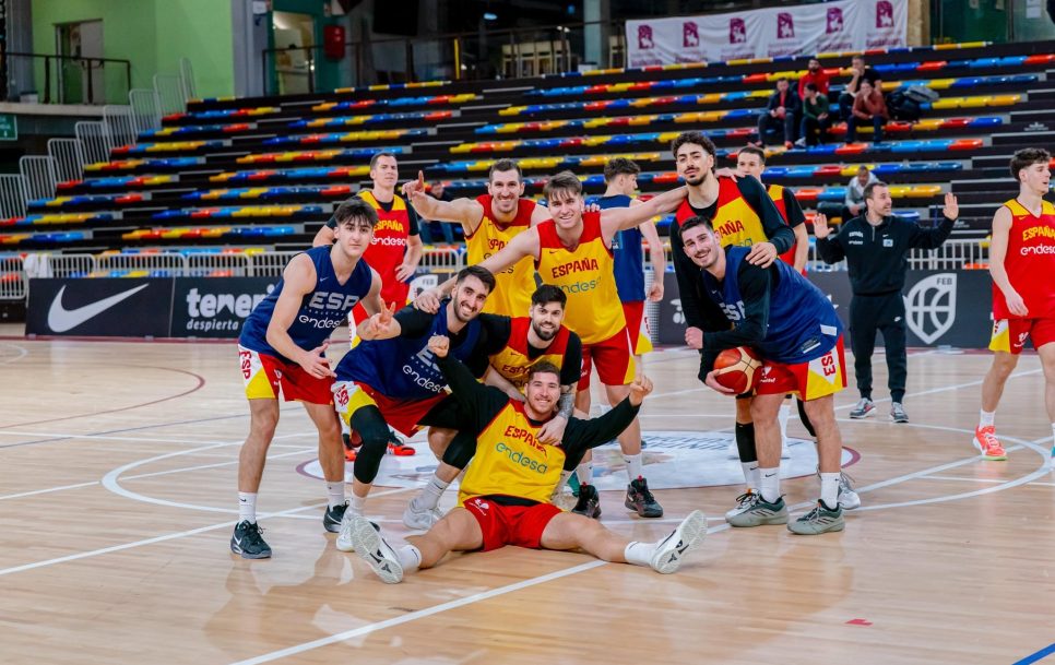 La selección española de baloncesto posando antes de los partidos de clasificación para el Eurobasket / Fuente: Selección Española Baloncesto