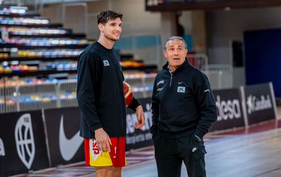 Sergi Maco junto a Sergio Scariolo / Fuente: Selección Española Baloncesto